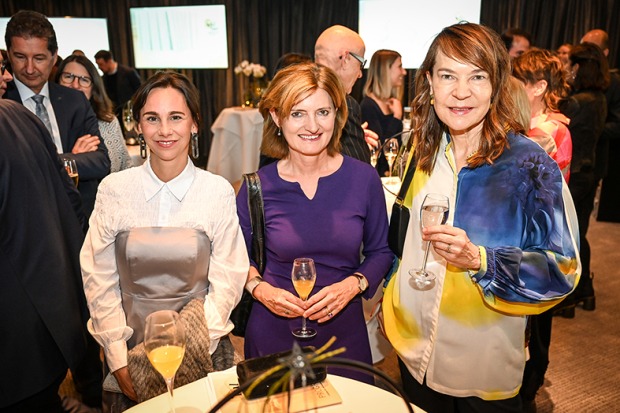 Claudia Voit (Leiterin Kultur Abt. Land Vlbg.), Jasmin Ölz-Barnay (Kultur ORF Vorarlberg) und Madeleine Schuppli (Laudatorin und Jury) (v. li.)