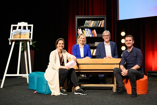 Moderatorin Martina Ess, WKV-Vize Direktorin  Gudrun Petz-Bechter, WKV-Präsident Wilfried Hopfner und Referent Henning Beck (v. li.)