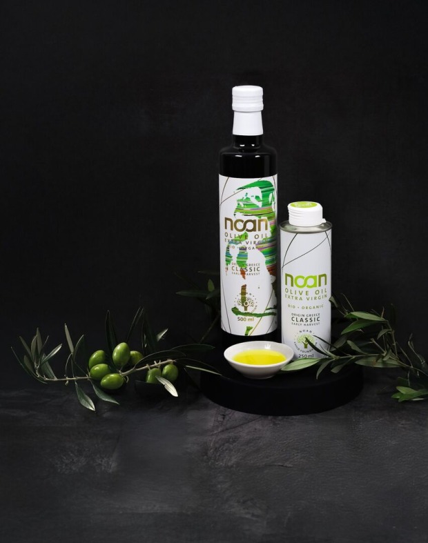 Olivenöle vor schwarzem Hintergrund
