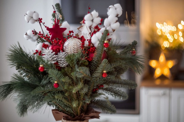 Strauß aus Tannenzweigen | Credit: iStock.com/Julia Klueva