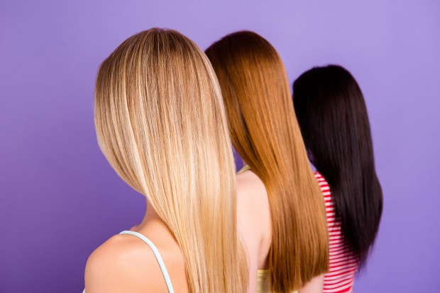 Frauen von hinten mit langen Haaren in unterschiedlichen Farben | Credit: iStock.com/Deagreez