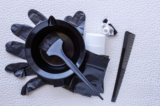 Handschuhe, Haarpinsel und Kamm in Schwarz | Credit: iStock.com/Liountmila Korelidou