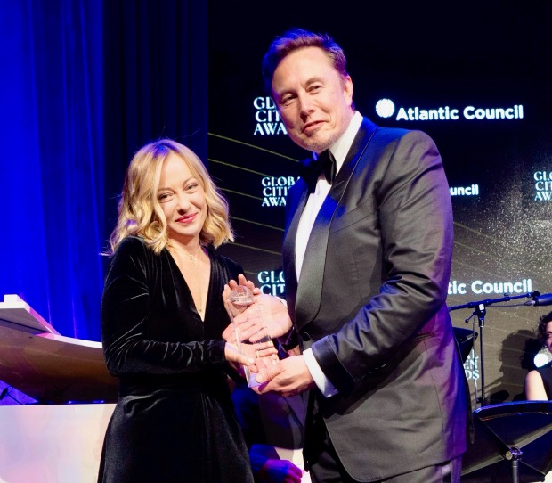 Giorgia Meloni, die auf einer Gala eine Auszeichnung aus den Händen Elon Musks erhält