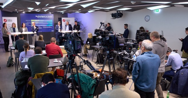 Blick in den Saal mit zahlreichen Kameras