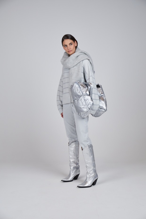 Frau in einem grauen Outfit