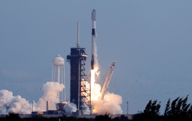 Start einer SpaceX-Rakete, die einen gigantischen Feuerschweif hinter sich herzieht
