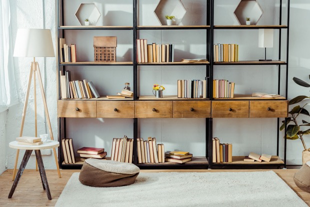 Bücherregal mit Deko | Credit: iStock.com/LightFieldStudios
