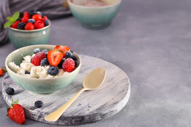 Cottage Cheese mit Früchten | Credit: iStock.com/olgakr
