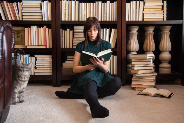 Frau sitzt mit Buch am Boden | Credit: iStock.com/EyeEm Mobile GmbH