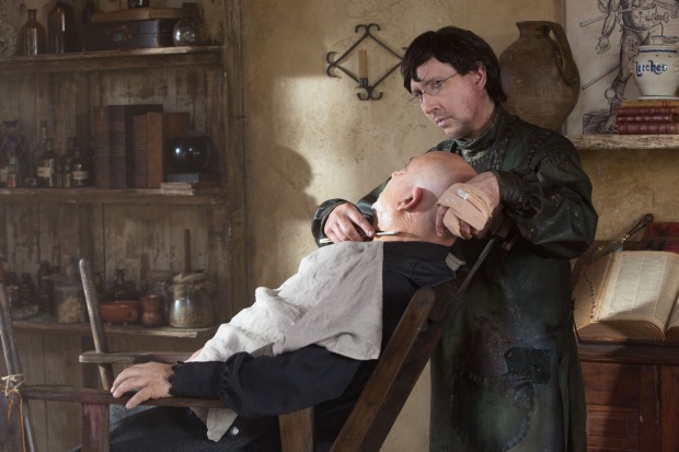 Szene aus der Serie "Salem" in der der von Marilyn Manson verkörperte Charakter einem in einem Stuhl sitzenden Mann ein Rasiermesser an den Hals hält