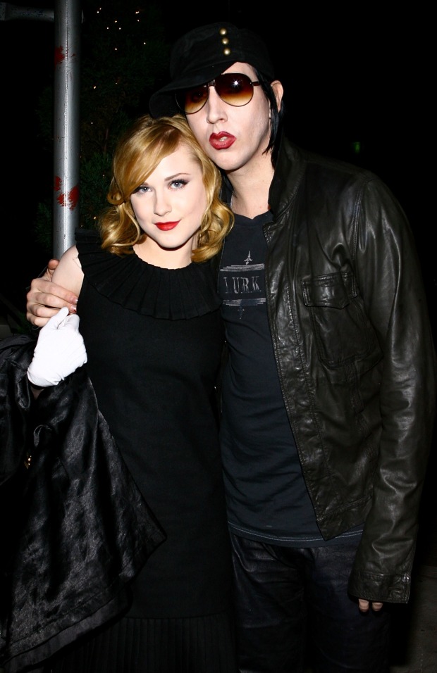 Marilyn Manson, der seinen Arm um die Schultern von Evan Rachel Wood legt