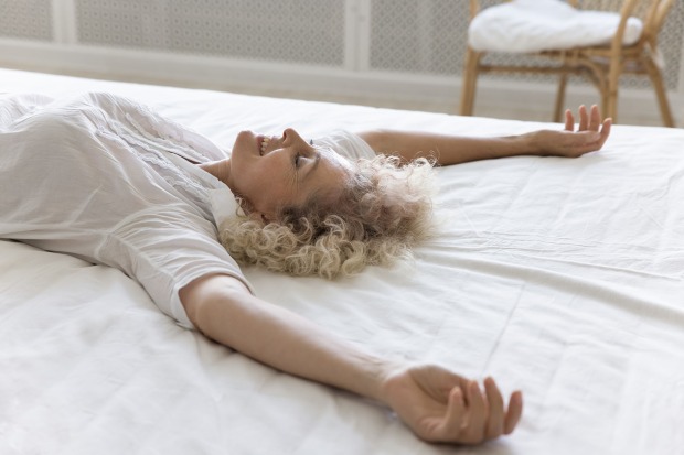 Frau liegt im Bett | Credit: iStock.com/fizkes