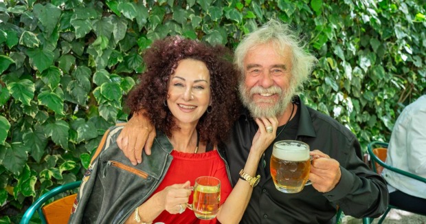"Mausi" Lugner und Ernst sitzen zusammen.