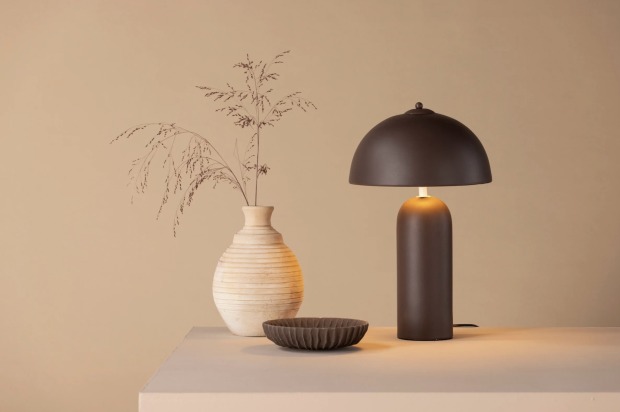 Eine Lampe in der Trendfarbe Mocha Mousse.