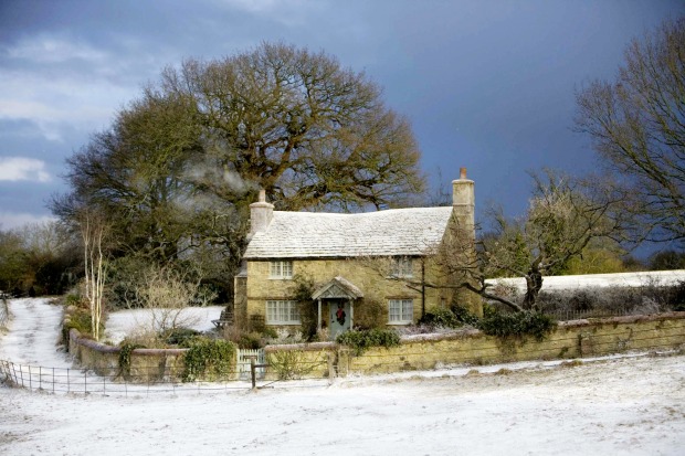 Kleines Haus mit Schnee bedeckt