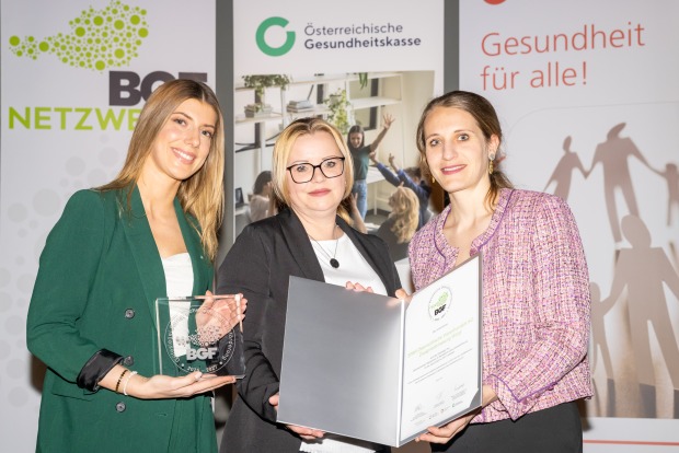Drei Frauen und eine Urkunde