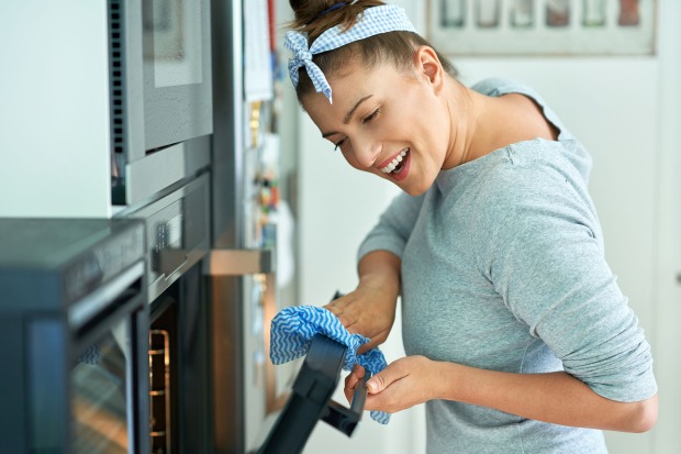 Frau putzt Backofen | Credit: iStock.com/macniak