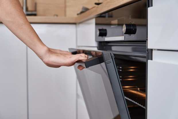 Frau schließt Backofen | Credit: iStock.com/Lazy_Bear