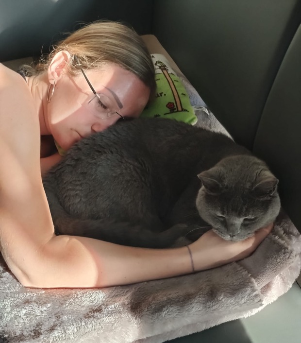 Corona und Lilli kuscheln zusammen | Credit: Lilli Platzer