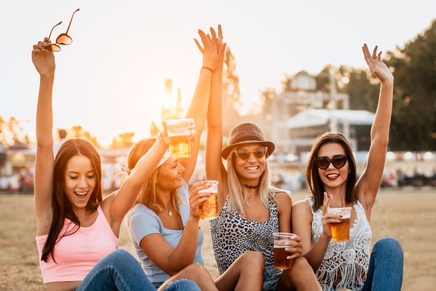 Freundinnen auf einem Konzert | Credit: iStock.com/Mina3686