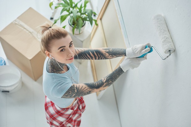 Frau streicht Wand | Credit: iStock.com/LightFieldStudios