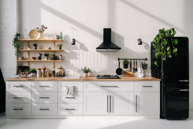 Holzregal in einer Küche | Credit: iStock.com/brizmaker