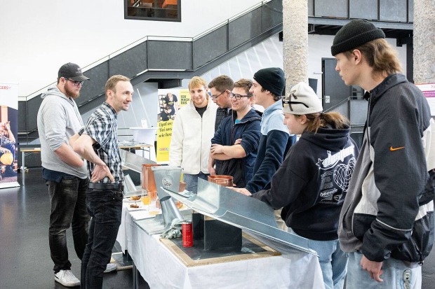 Junge interessierte Menschen.