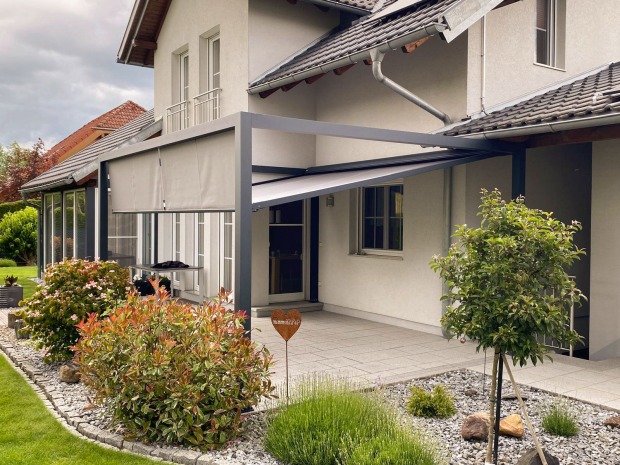 Modernes Wohnhaus mit überdachter Terrasse | Credit: Schwaighofer