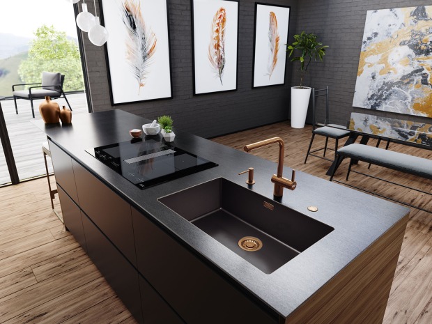 Moderne Kücheninsel mit Holz-Elementen und schwarzer Arbeitsoberfläche | Credit: XXXLutz