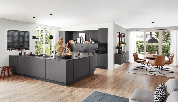 Moderne Wohnküche mit Front in Dunkelgrau | Credit: XXXLutz