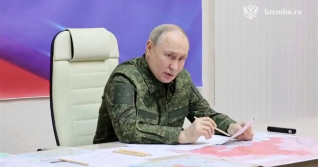 In diesem Schnappschuss aus einem vom Kreml am 12. März 2025 veröffentlichten Filmmaterial besucht der russische Präsident Wladimir Putin inmitten des anhaltenden russisch-ukrainischen Konflikts einen Kommandopunkt der Kursk-Truppengruppe, die an der Gegenoffensive in der Region Kursk beteiligt ist.