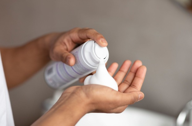 Rasierschaum in einer Hand | Credit: iStock.com/Prostock-Studio