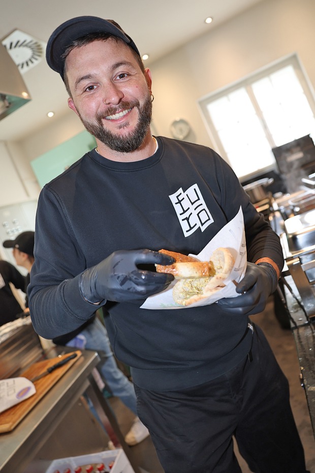 Martin Eder vom Restaurant "furo" mit einer Bosna-Kreation.