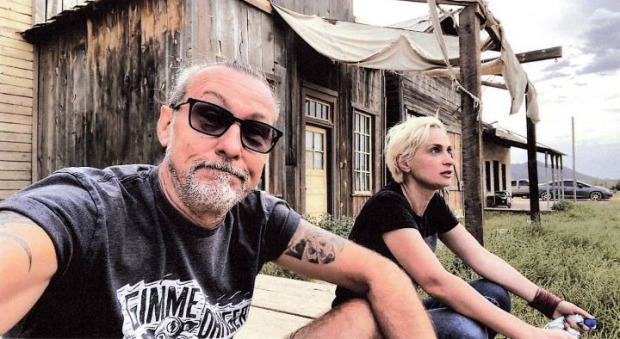 Selfie des Lichttechnikers des Westerns "Rust", der mit Kamerafrau Halyna Hutchins vor der Kulisse einer Holzkirche sitzt