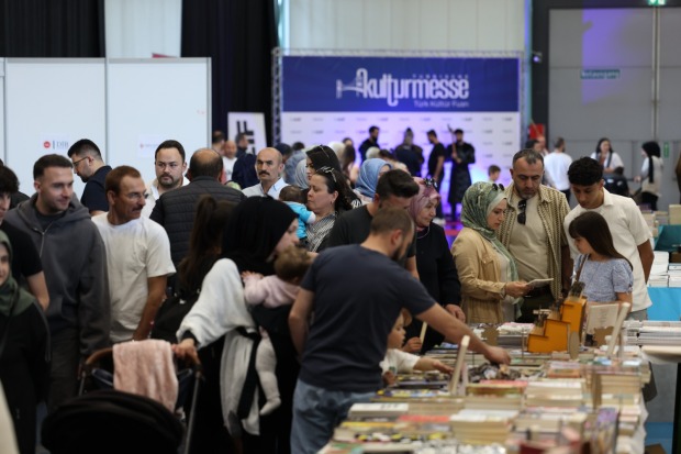 Die Besucher zeigten sich begeistert von den vielfältigen Ständen und Angeboten der Kulturmesse.