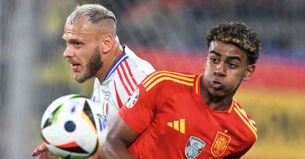 Lamine Yamal im Zweikampf mit dem Italiener Federico Dimarco