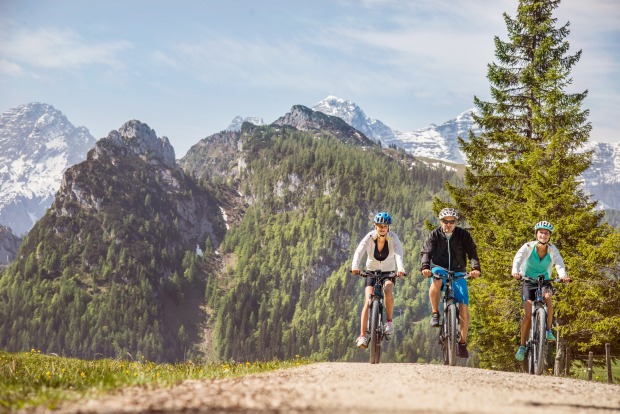 Im Salzburger Saalachtal verläuft die Radstrecke familienfreundlich entlang der Saalach und verbindet Bewegung mit Naturerlebnis.