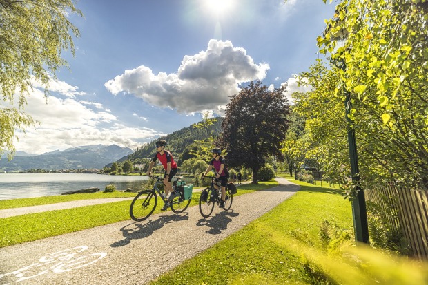 Am Zeller See bietet sich Radfahrern eine malerische Kulisse zwischen Wasser und Bergen.