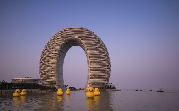 Aufnahme des Sheraton Huzhou Hot Spring Resort, das die Form eines Hufeisens aufweist und am Ufer des Flusses "Tai Hu" liegt