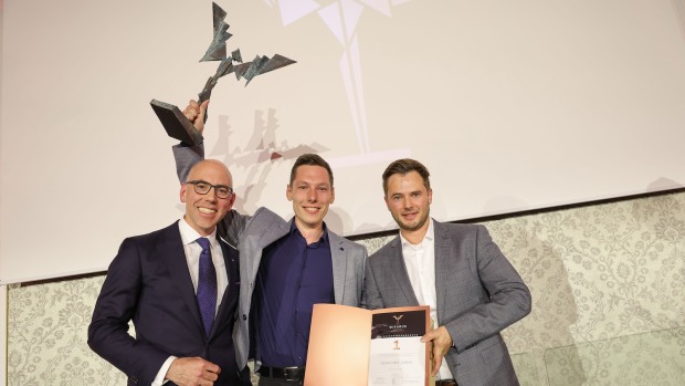 EnerCube-Gründer David Riedl und Laurenz Sutterlüty mit Claus Graggaber, Landesdirektor Salzburger Sparkasse.