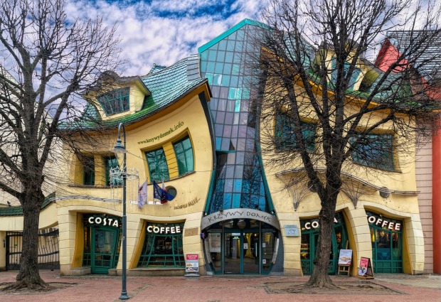 Aufnahme der bizarren schiefen Fassade des "Krummen Häuschens" in Sopot