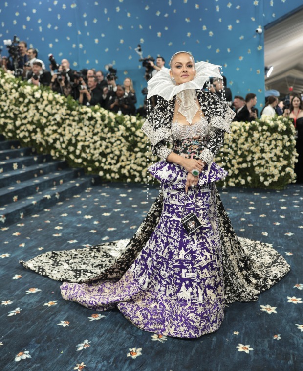 Frau in einem XXL-Kleid
