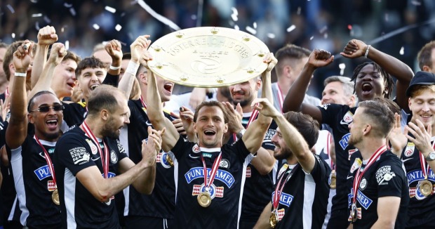 Die Mannschaft von Sk Sturm Graz feiert jubelnd und hält den Meisterteller in die Höhe