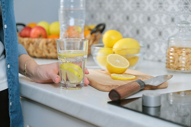 Frau trinkt Zitronenwasser | Credit: iStock.com/Valeriy_G