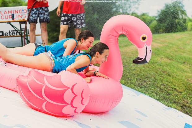 Zwei Frauen auf einem Flamingo