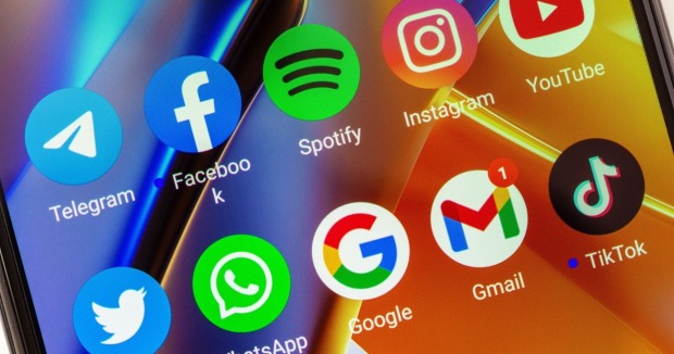 Startbildschirm eines Smartphones mit Symbolen bekannter Apps wie Telegram, Facebook, WhatsApp, Google, Gmail, Instagram, YouTube, TikTok und Spotify.