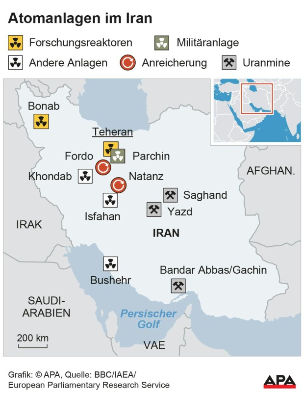 Landkarte des Iran mit markierten Nuklearanlagen. Zu sehen sind unter anderem Urananreicherungsanlagen in Natans und Fordo, Forschungsreaktoren in Teheran und Bonab, Militäranlagen in Parchin sowie Uranminen in Saghand, Yazd und Bandar Abbas/Gachin