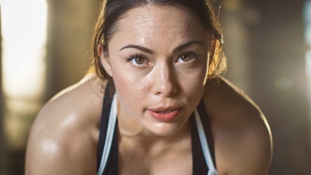 Frau schwitzt beim Sport | Credit: iStock.com/gorodenkoff