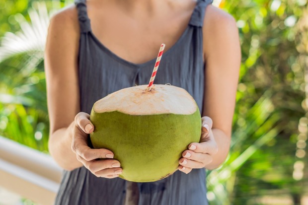 Frau mit grüner Kokosnuss | Credit: iStock.com/galitskaya