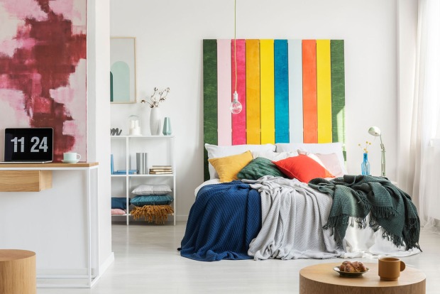 Buntes Schlafzimmer | Credit: iStock.com/KatarzynaBialasiewicz